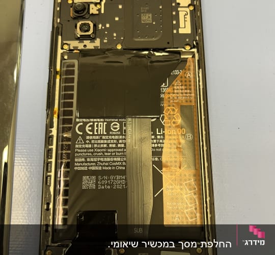 חלקים פנימיים של אייפון עם סוללה ומצלמות